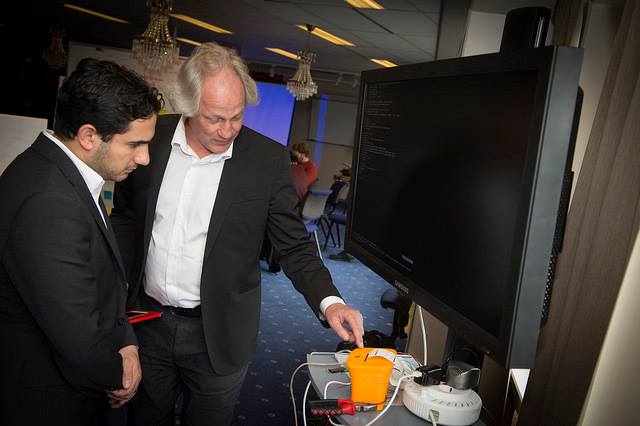 Ardalan Shekarabi, Minister for the public sector, is shown around the fablab in the Do-Tank at Meeting Point Lycksele by Lars Albinsson. (Photo: Region Västerbotten)